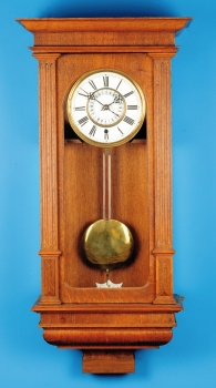 Federzugregulator als Zentraluhr mit 24-Stunden-Email-Skala im Zentrum, um 1900