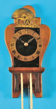 Eisenwanduhr auf Holzkonsole mit Halbstundenschlag auf Glocke über Rechenschlagwerk