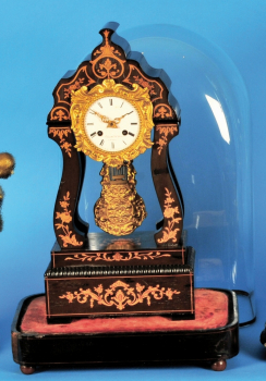 Französische, intarsierte Portaluhr auf Holzkonsole mit Glassturz, auf Werk signiert mit Fabrikmarke Vincenti & Cie.,
