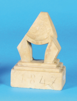 Taschenuhrständer aus Stein in Form eines Stuhls