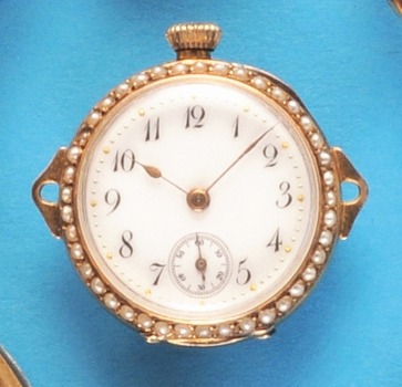 Goldene Damen-Schmuck-Taschenuhr mit weißen Perlchen ausgefasst,