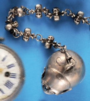 Totenkopfuhr mit eingesetzte Sackuhrwerk und reich verzierte Silberkette