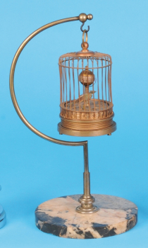 Vogelkäfiguhr J. Kaiser Villingen, auf rundem Marmorsockel montierter Bügel zum Einhängen des Vogelkäfigs,