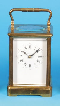Rundum verglaste Reiseuhr mit Halbstundenschlag auf Tonfeder,