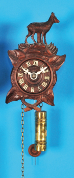 Kleine Schwarzwälder Scherzinger-Uhr mit geschnitzter Front und Reh als Abschluss,