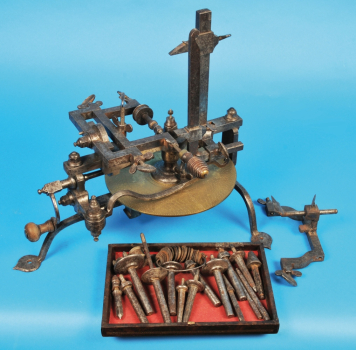 Antike Räderschneidmaschine mit Zubehör,