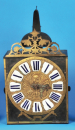 Einzeigerige Burgunder-Wanduhr mit Kartuschen-Zifferblatt, Spindelgang und Halbstundenschlag auf Glocke, reliefiertes Porträt von Ludwig XV. als junger König, um 1730