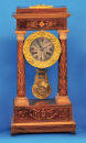 Intarsierte französische Portaluhr mit Prunkpendel und Halbstundenschlag auf Glocke