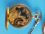 Junghans Taschenuhr mit Nickelkette, guillochiertes, versilbertes Gehäuse mit vergoldeten Lünetten,