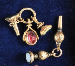 Konvolut mit 3 vergoldeten Kettenanhängern und 2 Taschenuhr- Schlüsseln,