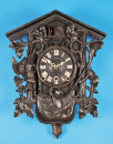 Geschnitzte Schwarzwälder Wanduhr in Bahnhäusleform, mit 4/4-Schlag auf 2 Tonfedern mit Wachtel- und Kuckucksruf,
