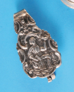 Silbernes, reliefiertes Chatelaine mit Silberpunze, Besitzer- Gravur auf Bügel „E.L.Meester“, (3335), L = 76 mm    110,-