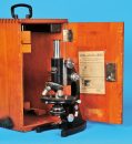 Carl Zeiss Jena, Mikroskop im Holzkasten mit Traggriff,