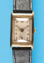 Rechteckige Vintage 9-ct.-Goldarmbanduhr mit Werk unter Plexiglasschutz, bezeichnet British Patent 78370