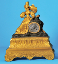 Französische Bronzependule mit auf der Uhrtrommel sitzender Edelfrau,