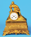 Französische Kaminuhr mit auf der Uhrtrommel sitzendem Edelmann,